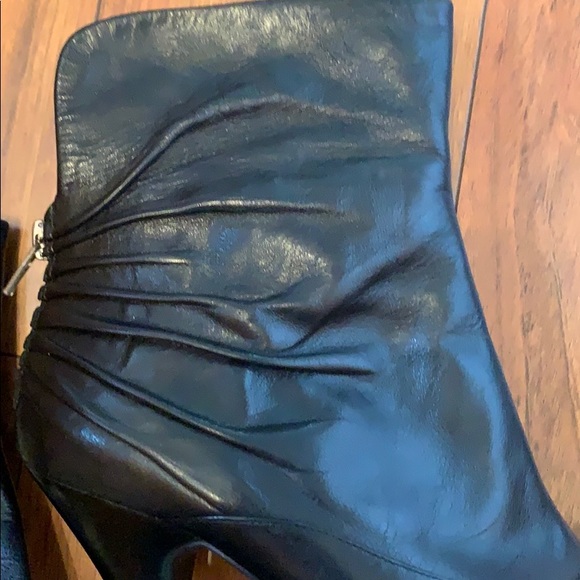 Nine West Black Zipper Heal EUC - Picture 2 of 5